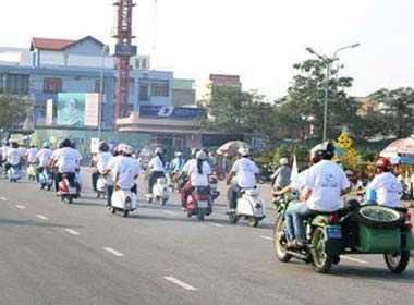 Vespa co xuong pho du xuan hinh anh