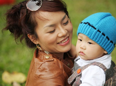 Thai Thuy Linh hanh phuc don Tet cung con gai hinh anh