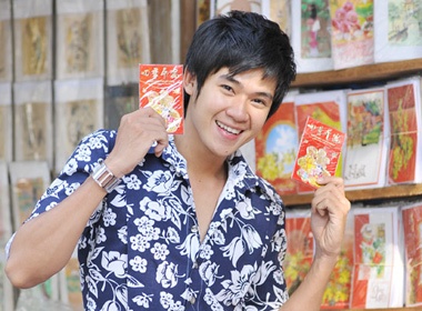 Ngoc Huy dien ao hoa xuong pho hinh anh