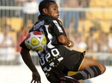 Robinho ghi ban thang dang cap trong mau ao Santos hinh anh