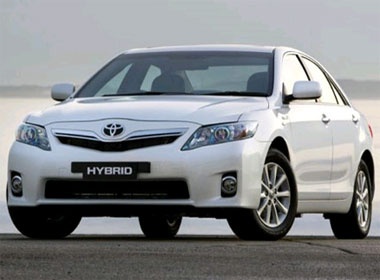 Toyota cong bo gia Camry Hybrid hinh anh