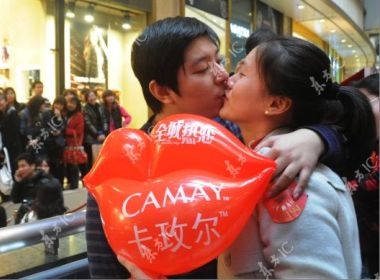 Hon 200 doi hon tap the don Valentine hinh anh