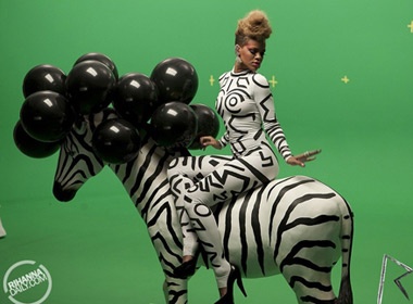 Rihanna lam ban dien voi ngua van hinh anh