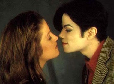 Michael Jackson xin loi vo cu tu duoi mo hinh anh