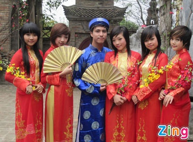 Tang Nhat Tue vui xuan cung Bien Tau hinh anh