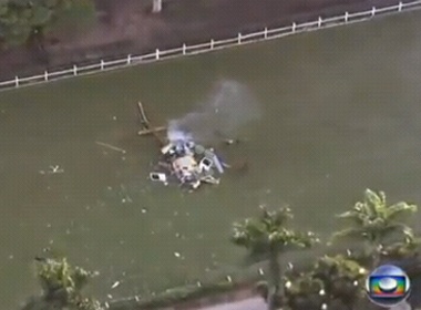 Truc thang xoay tron tren khong roi bo nhao xuong dat hinh anh