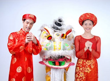 Tri Nguyen dua Ngo Thanh Van len chua cau may hinh anh