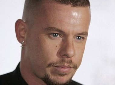 NTK Alexander McQueen treo co tu tu hinh anh