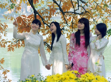 Thieu nu Ha thanh tao dang trong nang xuan hinh anh