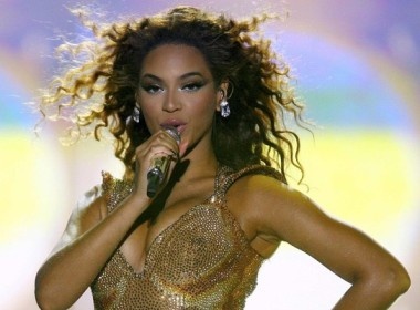 Buoi bieu dien cua Beyonce ket thuc vi dau sung hinh anh