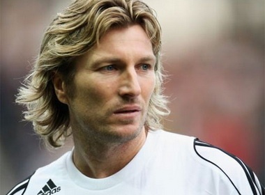 Trong tai bi cau thu sut trung 'cho ay' hinh anh