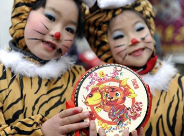 Gioi tre Trung Quoc ne ket hon nam Canh Dan hinh anh