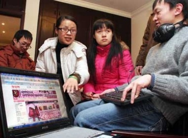 5 cu nhan khiem thi kinh doanh tren mang hinh anh