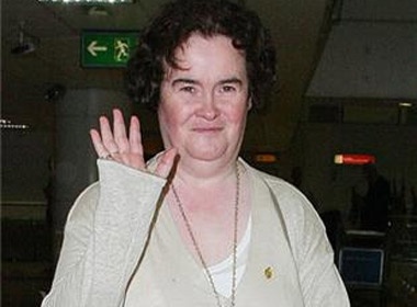 Susan Boyle ngat tai san bay hinh anh