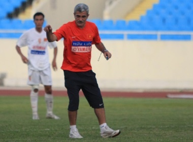 'Tran dau' dai dang giua VFF va HLV Calisto hinh anh