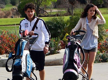 Nick Jonas - Selena Gomez vui ve o san golf hinh anh