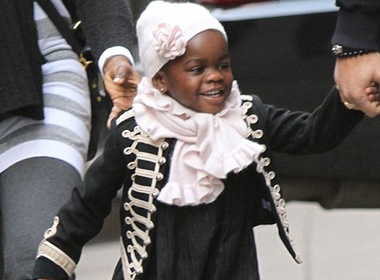 Con gai nuoi sanh dieu khong kem Madonna hinh anh