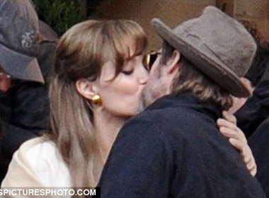 Jolie man nguyen voi nu hon cua Brad Pitt hinh anh