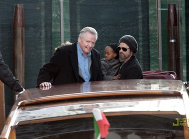 Cha Jolie het loi ca ngoi Brad Pitt hinh anh