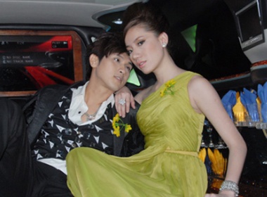 Nguyen Vu - Chung Thuc Quyen tinh tu ben sieu xe hinh anh