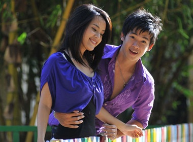 Hot boy 'Nhung nu hon ruc ro' dua gion voi nguoi dep hinh anh
