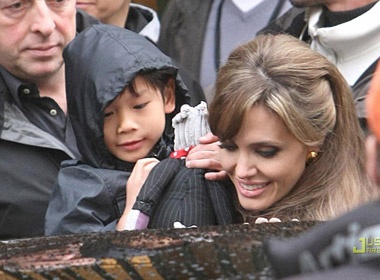 Jolie mung ro don Pax Thien toi truong quay hinh anh