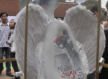 'Chim xe' gay xon xao tai ngay hoi tho hinh anh