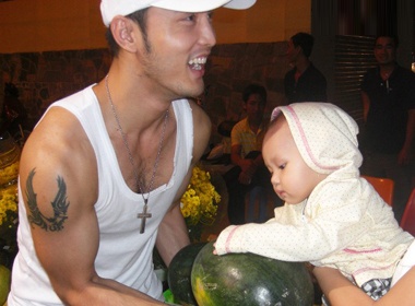 Ung Hoang Phuc don tet Nguyen tieu cung con gai hinh anh