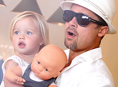Brad Pitt vung tien cho 'con gai ruou' hinh anh