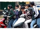 Phat nang hoc sinh di xe phan khoi lon hinh anh
