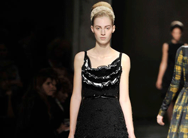 Chan dai khoe sac o Milan hinh anh