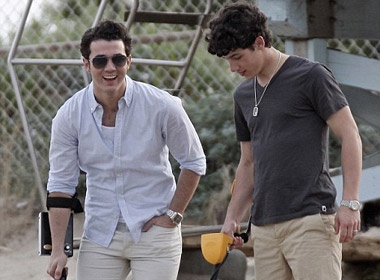 Anh em Jonas Brothers di san kho bau hinh anh