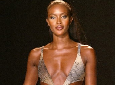 Naomi Campbell lai hanh hung tai xe hinh anh