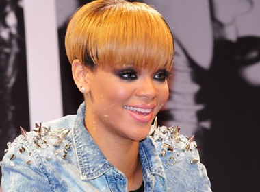 Rihanna bi kien vi quyt tien cong hinh anh