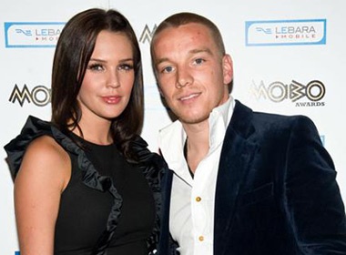 Hoa hau bi truat ngoi sap lam me hinh anh