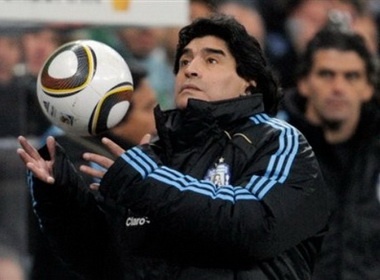 HLV Maradona hai long voi chien thang cua Argentina hinh anh