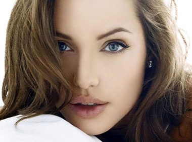 Angelina Jolie va qua khu lang lo hinh anh