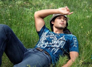 Pham Anh Tuan nam tinh tren dong co hinh anh