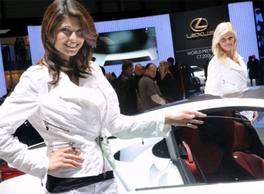 Nguoi dep rang ngoi tai trien lam xe Geneva hinh anh