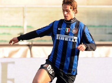 Cau thu Inter ‘sao chep’ qua da phat cua Ronaldo hinh anh