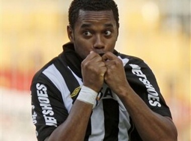 Cu 'na phao' doi xa ngang hai lan cua Robinho hinh anh