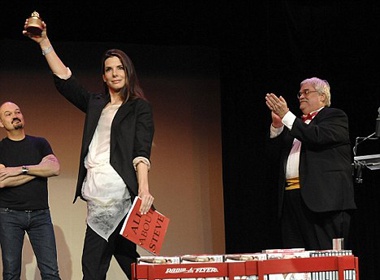 Sandra Bullock 'dung cam' nhan giai Mam xoi vang hinh anh