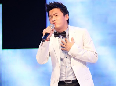 Lam Truong noi bat voi vest trang hinh anh