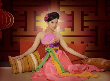 Em gai Cam Ly giup tre ngheo hoc nghe thuat hinh anh