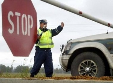 Canh sat giao thong nuot tien hoi lo hinh anh