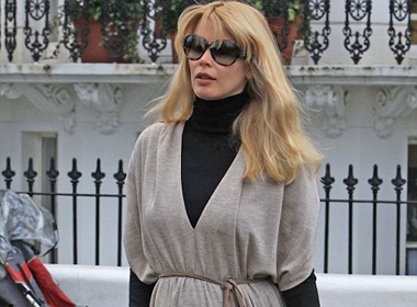 Sieu mau Claudia Schiffer khoe bung bau hinh anh