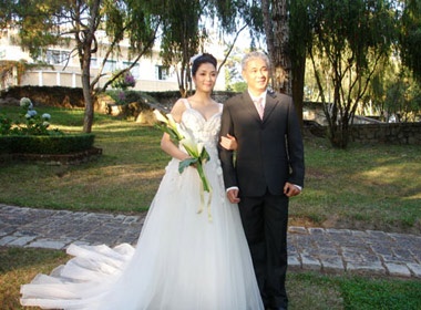 Ngam co dau xinh dep Nguyen Thi Huyen hinh anh