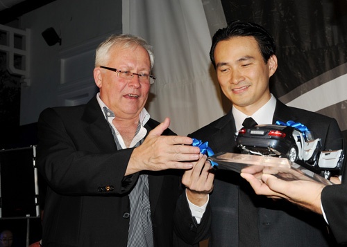 Chi Bao 'nhap hoi' Mercedes – Benz hinh anh