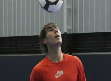 Nadal tro tai tang bong tren san tennis hinh anh