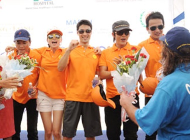 Tri Nguyen cung Ngo Thanh Van dua... xich lo hinh anh